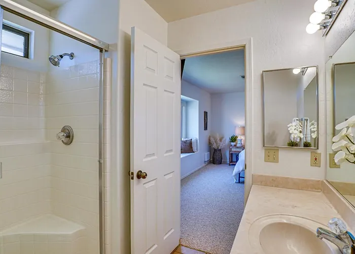W/ Fenced Backyard: 3 Mi To Downtown Holiday home
