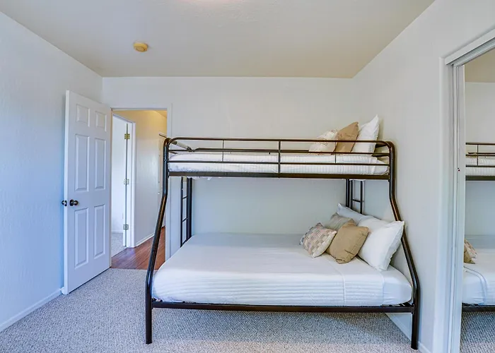 Holiday home W/ Fenced Backyard: 3 Mi To Downtown *