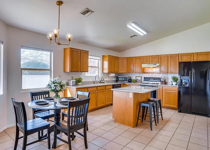 Holiday home W/ Fenced Backyard: 3 Mi To Downtown