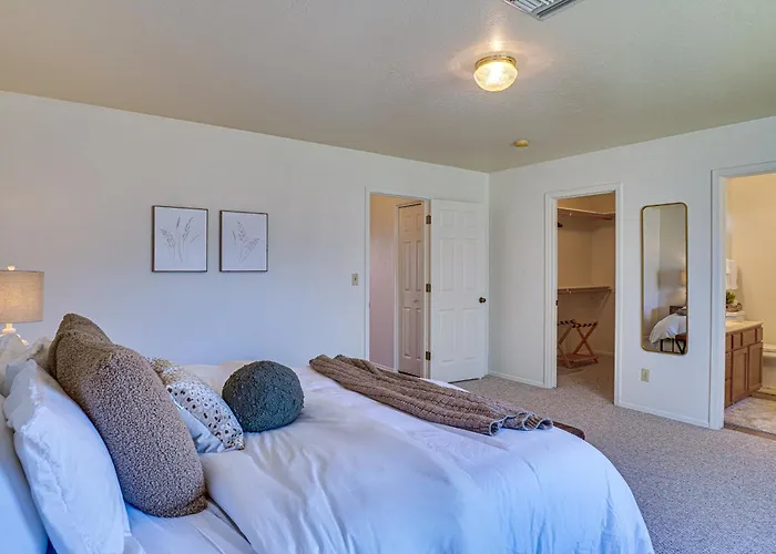 W/ Fenced Backyard: 3 Mi To Downtown Holiday home