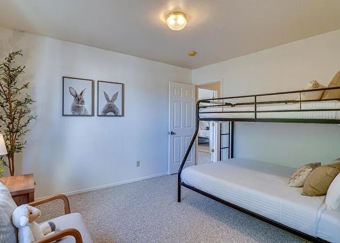 W/ Fenced Backyard: 3 Mi To Downtown Holiday home *