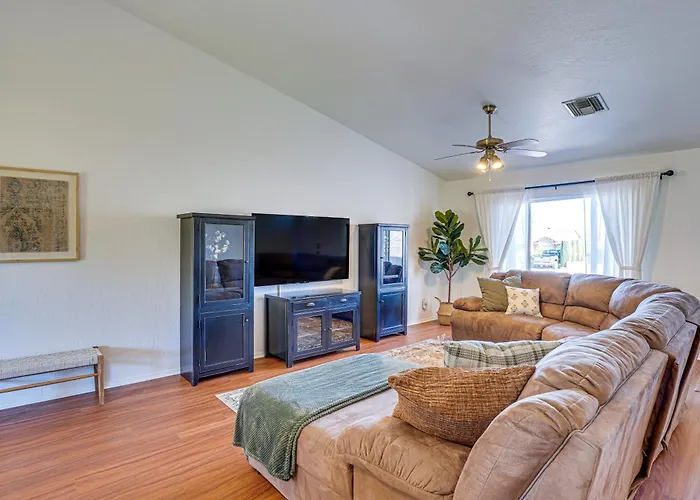 W/ Fenced Backyard: 3 Mi To Downtown Holiday home