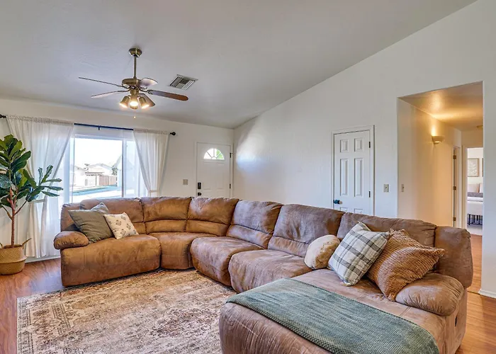 Holiday home W/ Fenced Backyard: 3 Mi To Downtown *
