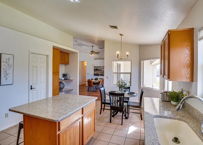 Holiday home W/ Fenced Backyard: 3 Mi To Downtown Thatcher