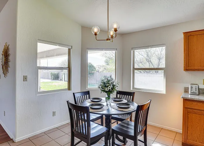 W/ Fenced Backyard: 3 Mi To Downtown Thatcher